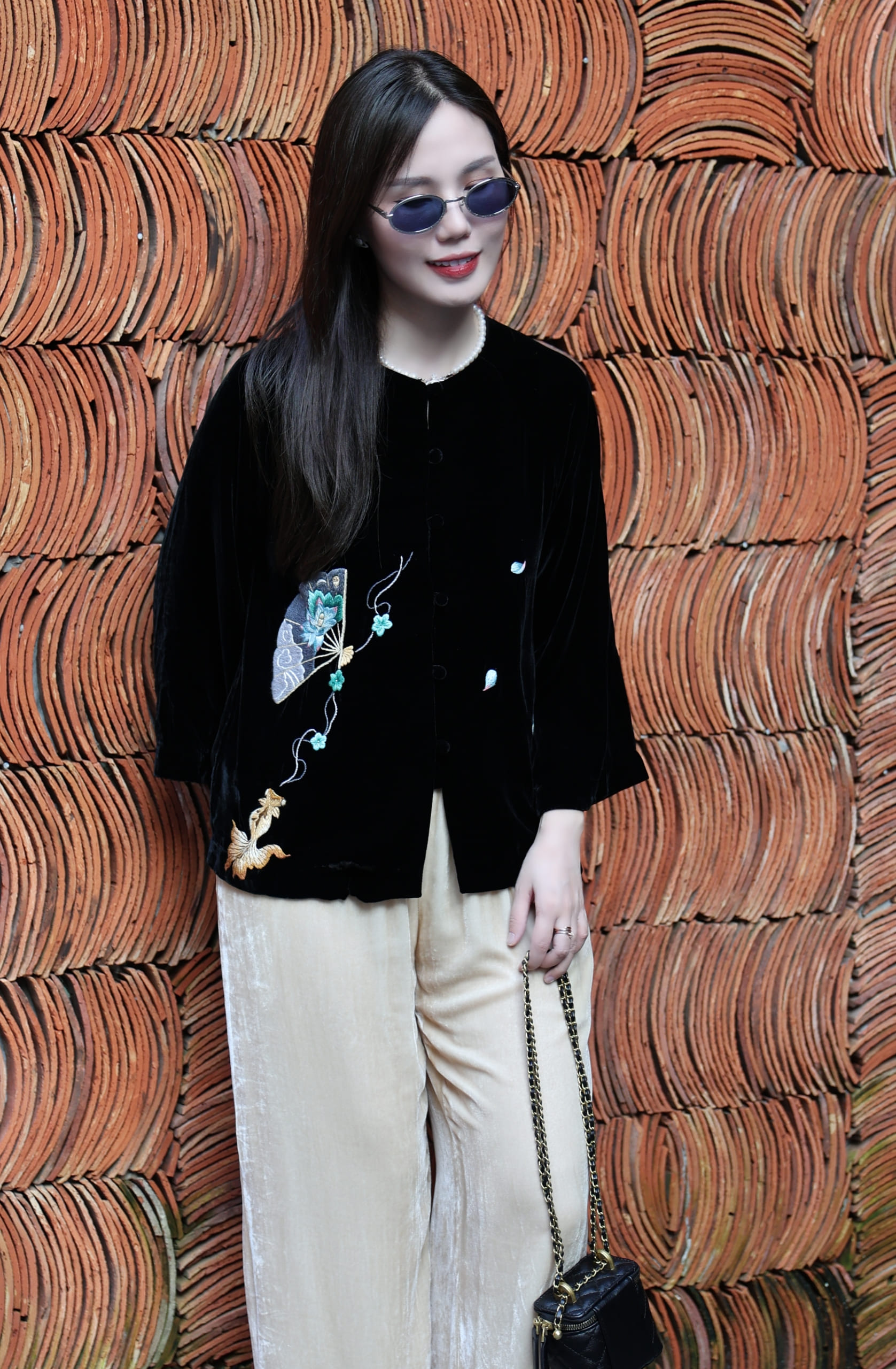 Áo cổ truyền thêu thủ công quạt đen 6