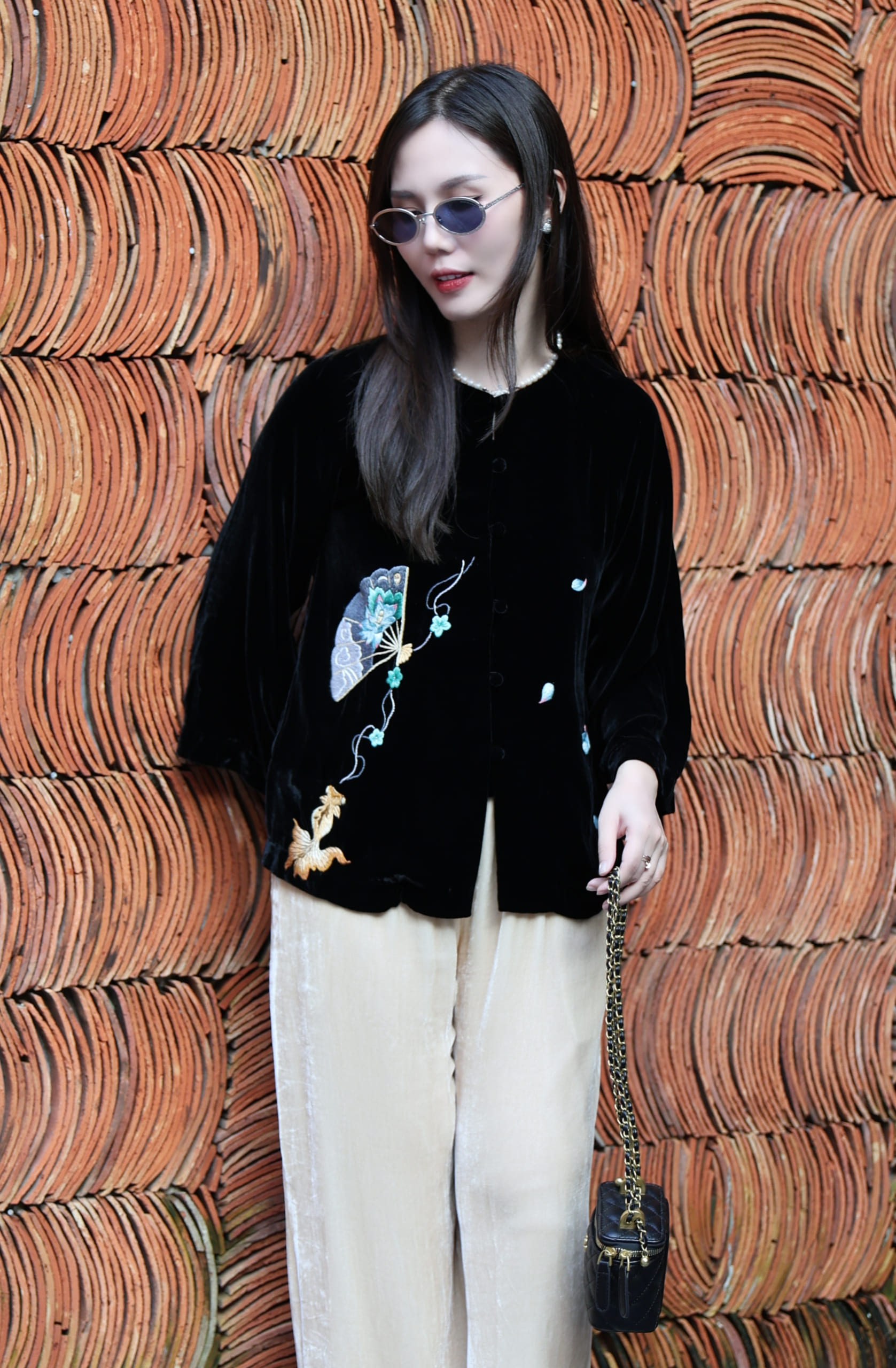 Áo cổ truyền thêu thủ công quạt đen 7