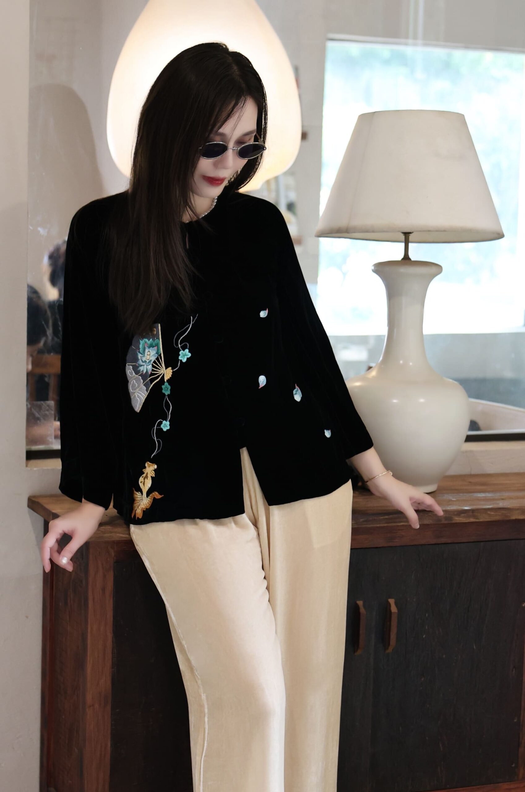 Áo cổ truyền thêu thủ công quạt đen 1