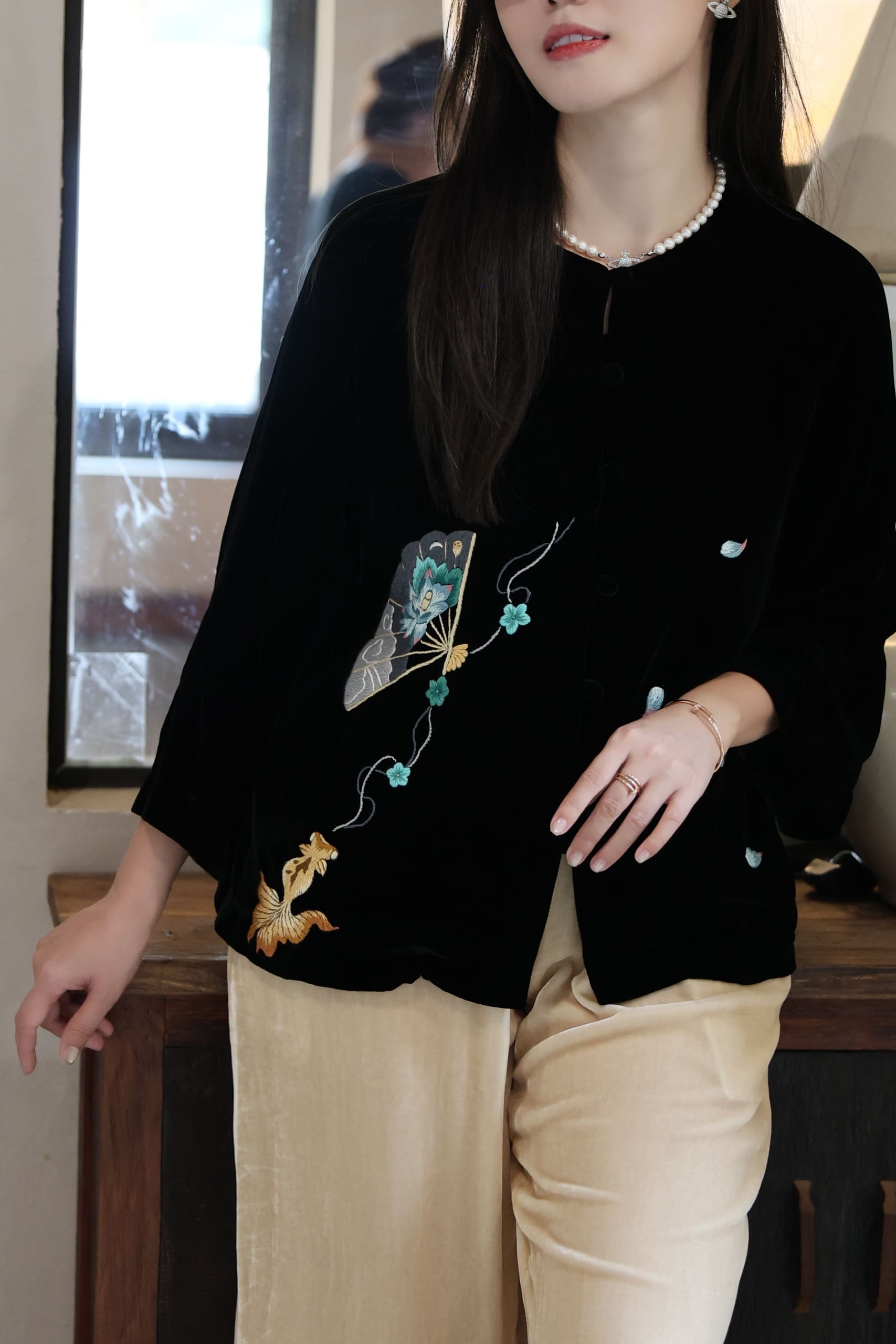 Áo cổ truyền thêu thủ công quạt đen 2